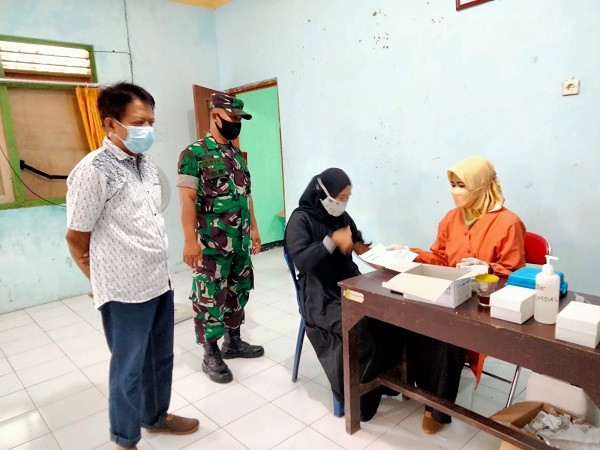 Camat Kutoarjo Lakukan Monitoring Vaksinasi Covid-19 bagi Masyarakat Umum di Desa Kuwurejo