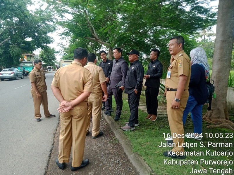 Camat Kutoarjo mendampingi Anggota Komisi II DPRD Cek Lokasi Pasar Darurat