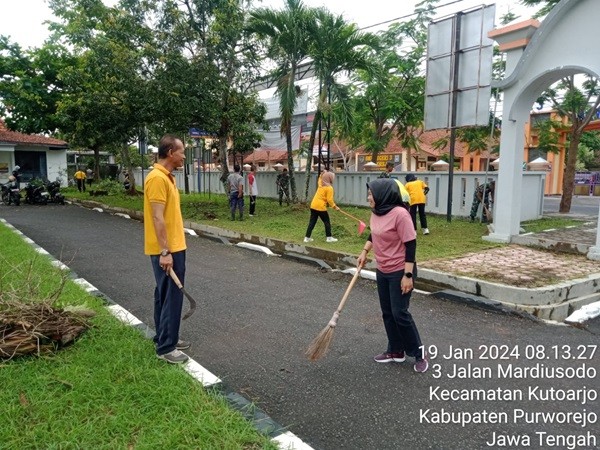 Camat Kutoarjo Ajak Karyawan Kerja Bakti di Lingkungan Kantor